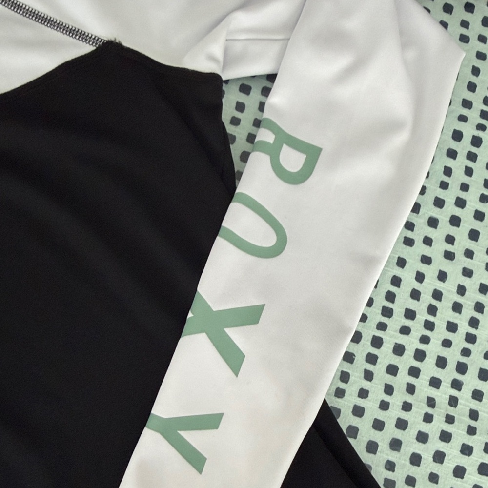 Vintage Roxy Rash Guard - Picture 3 of 5